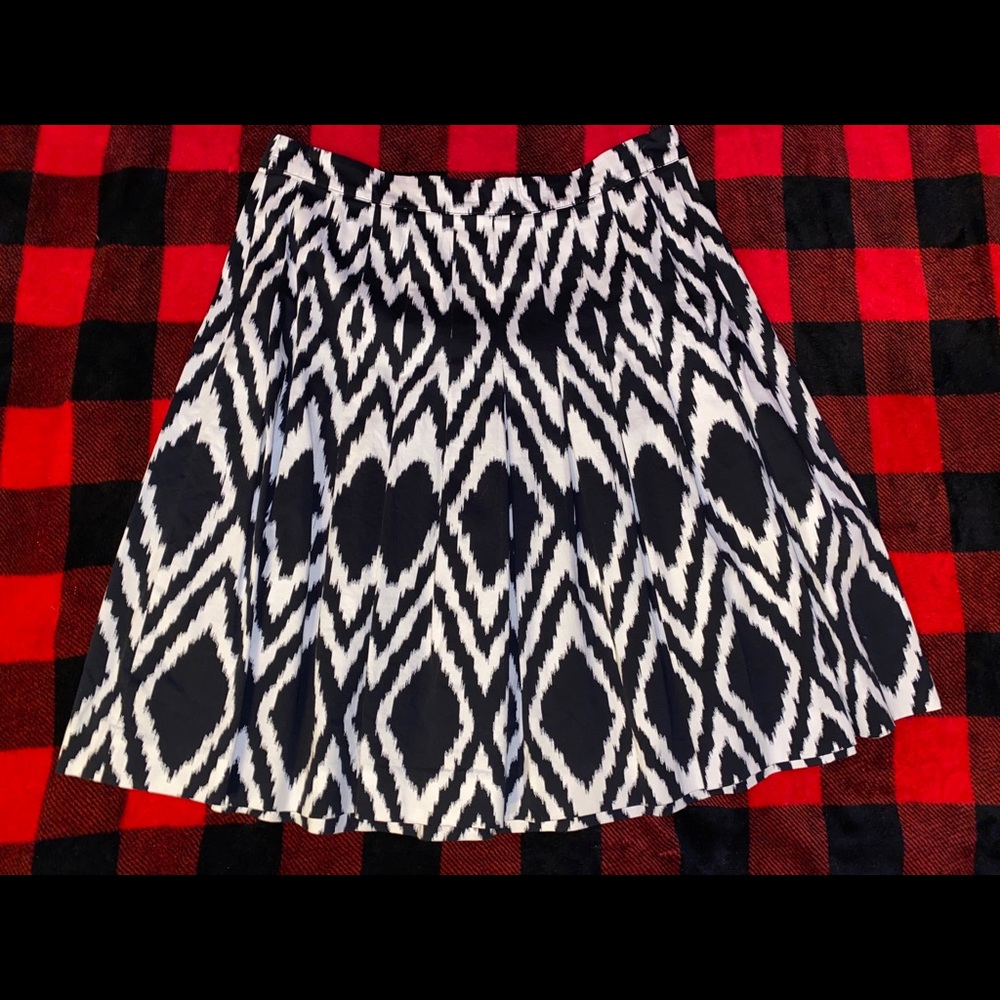 🐞Talbots Petite black and white pleated skirt